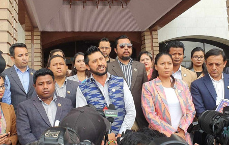 संघीय संसद भवनको मुलगेटमा बोल्दै रास्वपा सभापतिसमेत रहेका सांसद रवि लामिछाने। तस्बिर: मनोज सत्याल/सेतोपाटी।